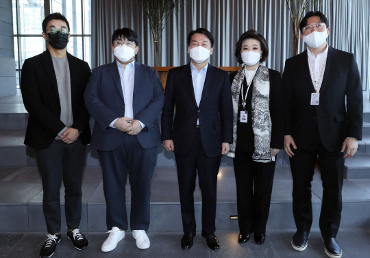 안철수 인수위원장이 2일 서울 용산구 하이브 본사를 찾아 간담회를 마친 뒤 하이브 방시혁 하이브 의장, 박지원 대표이사와 기념촬영하고 있다. 왼쪽부터 하이브 박 대표이사, 방 의장, 안 인수위원장, 백현주 사회복지문화분과 전문위원, 김동원 사회복지문화분과 전문위원. <사진공동취재단>